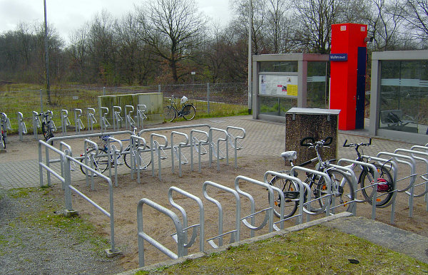 Datei:Fahrradständerbahnhof.jpg