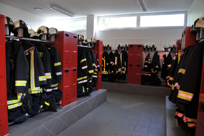 Datei:FeuerwehrGerätehausUmkleidejpg.jpg
