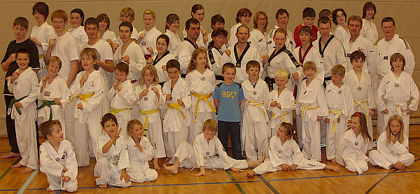 Datei:Taekwondo Gruppenfoto.jpg