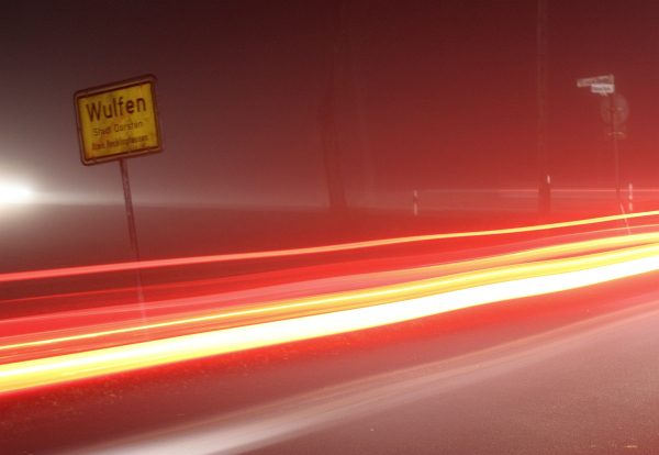Datei:Autos Nachts im Nebel.jpg