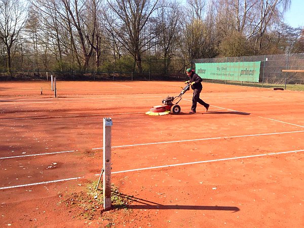 Datei:Tennis Aufbereitung wulfenWiki.jpg