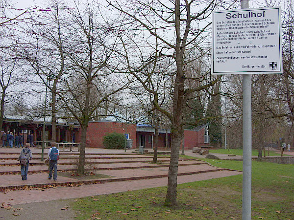Datei:Schulhof Gesamtschule.jpg