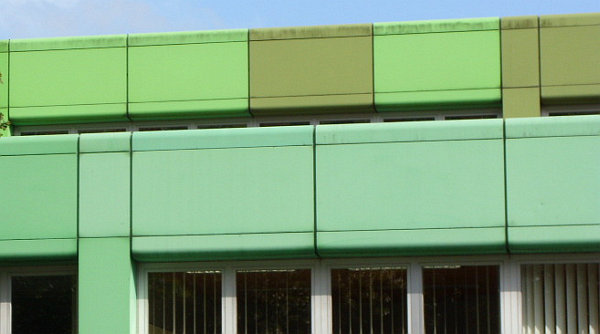 Datei:Grüne Schulfassade.jpg