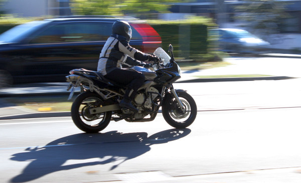 Datei:Motorrad mitgezogen.jpg