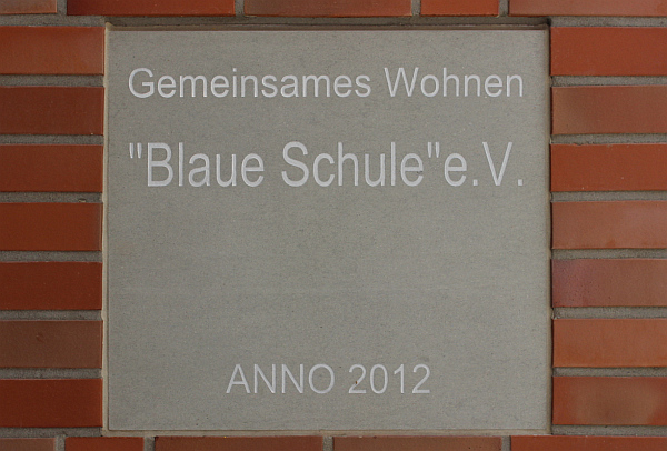 2012 Steinplatte Blaue Schule.jpg