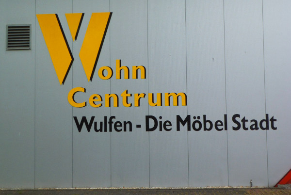 Datei:Wohncentrum Reklame Möbelstadt.jpg
