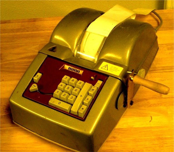 Datei:Additionsmaschine Brunsviga a.jpg