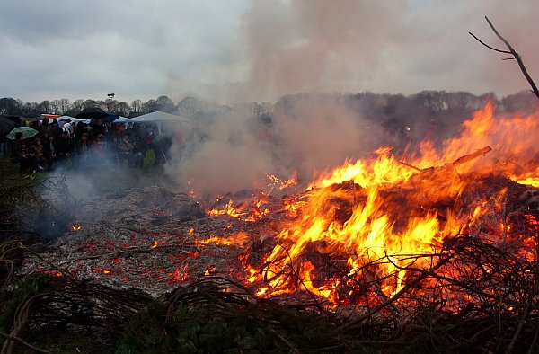 Datei:Osterfeuer 10 B.jpg