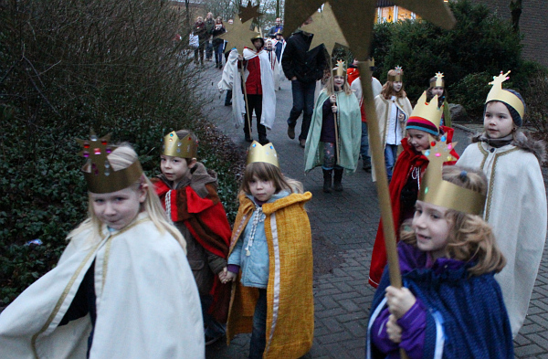 Datei:Sternsinger 12 Barbara Unterwegs.jpg