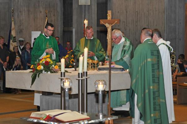 Datei:4100837 1 PfarrerPetersEinfhrungBaBe07 09 13 B.jpg