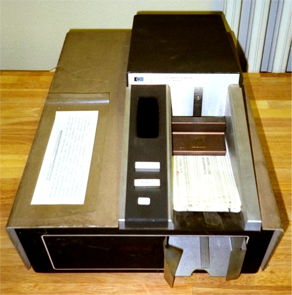 Datei:HEWLETT PACKARD 2761A OPTICAL MARK READER b.jpg