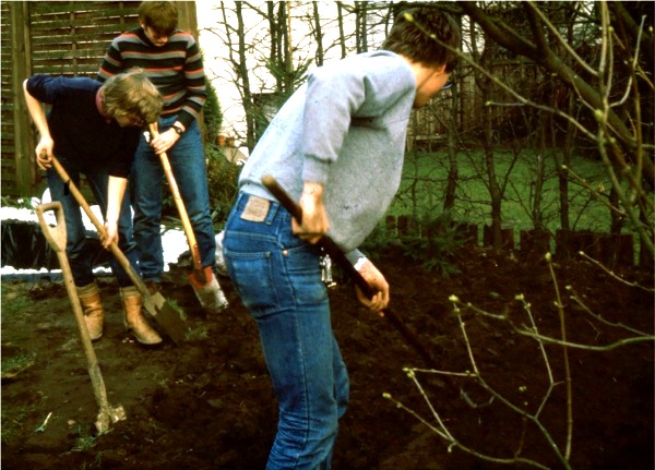 Datei:1984 Bolivien Gartenarbeit 1.jpg