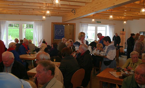 Datei:Heimathaus Eröffnung Cafe 2.jpg
