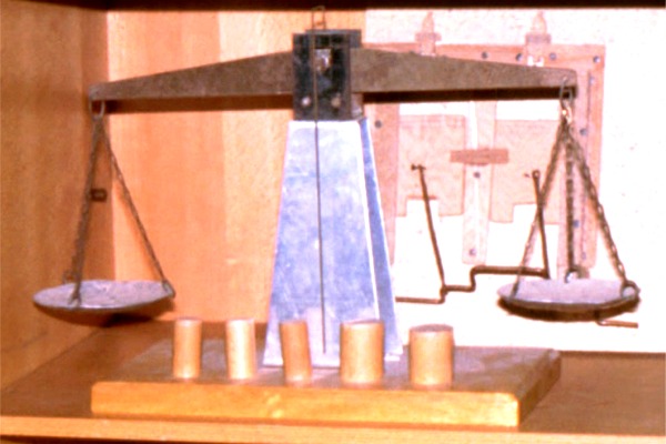 Datei:U Balkenwaage.jpg