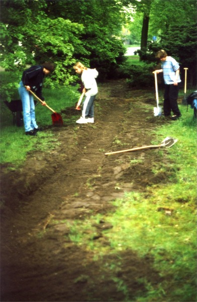 Datei:1998.05. Mulde mit Schülern 2.jpg