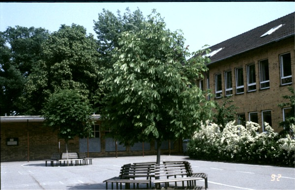 Datei:1992 Schulhof.jpg