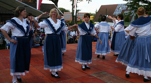 Datei:Flachsmarkt 12 Volkstanzgruppe.jpg