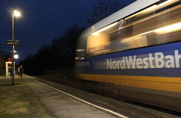 Datei:Nordwestbahn nachts.jpg