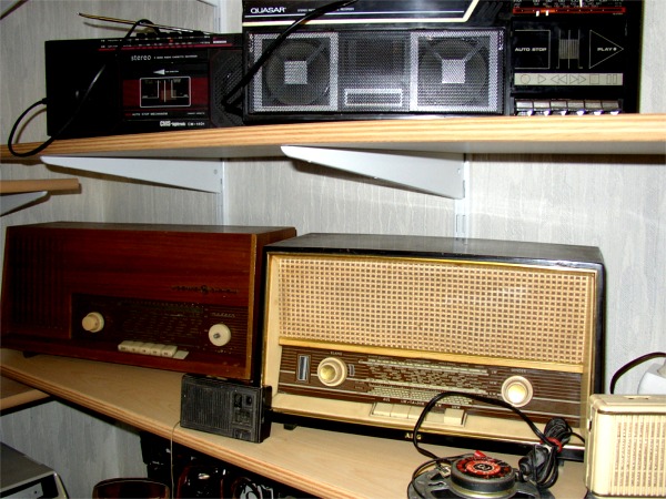 Datei:Regalbretter Radios.jpg