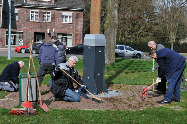 Datei:WappenbaumFrühjahrsputzWulfen23 03 14 J.jpg