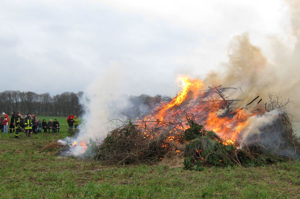 Datei:OsterfeuerDoWulfen04 04 10 A.jpg