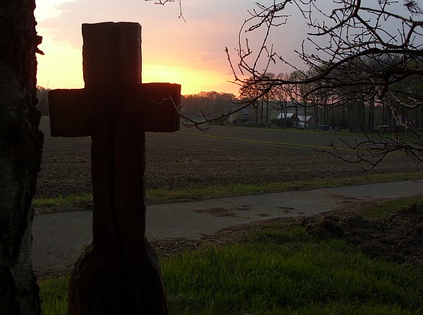 Datei:Kreuz Forstweg.jpg