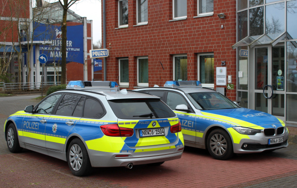 Datei:Polizeifahrzeuge blau gelb.jpg