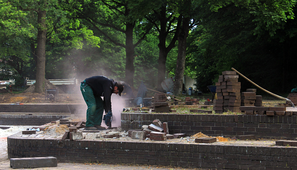 Datei:Pflasterarbeiten Himmelsberg.jpg