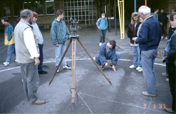 Datei:1995 Projektwoche Himmelsrichtungen festlegen.jpg
