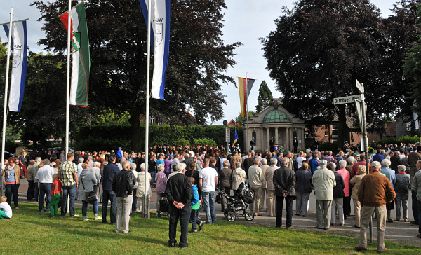 Datei:SchützenfestWulfenGrZapfenstreich29 06 13 A.jpg