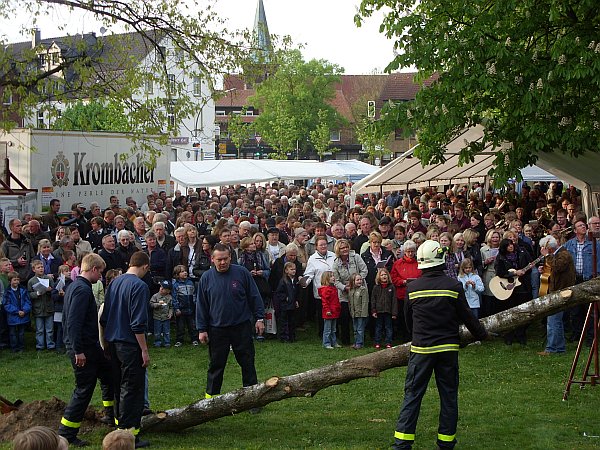 Datei:Mai Baumaufrichten.jpg