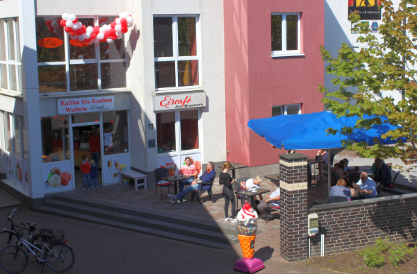 Datei:Eiscafe am Brauturm neu Mai 16.jpg