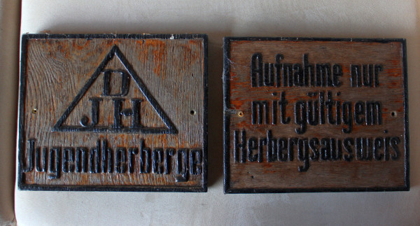 Datei:Schilder Jugendherberge Holz.jpg