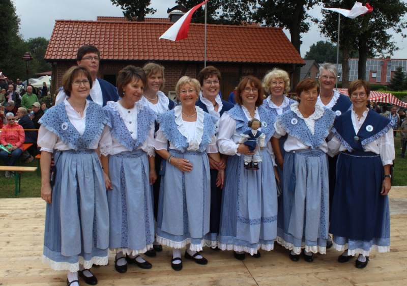 Datei:Flachsmarkt 16 Volkstanzgruppe Gruppenbild 1000.jpg