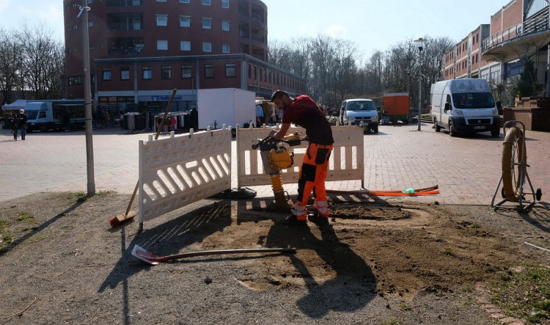 Datei:Wulfener Markt Glasfaser für GSW.jpg