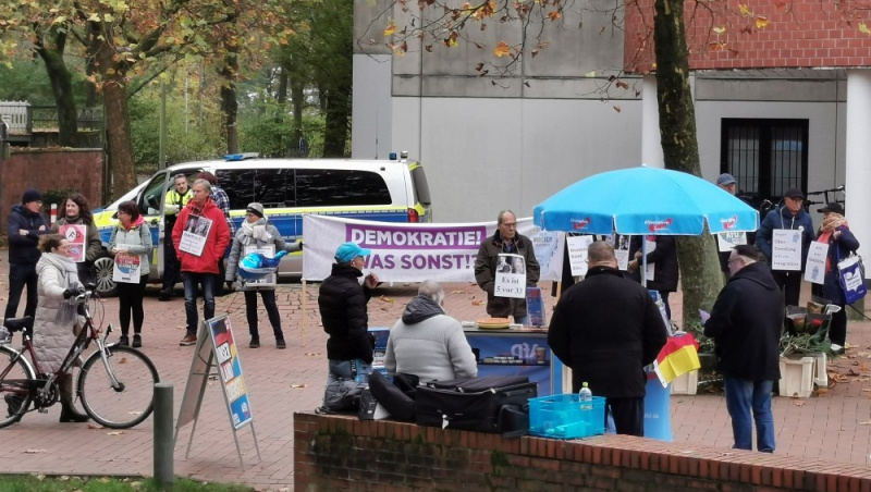 Datei:Markt Demokratie Was sonst.jpg