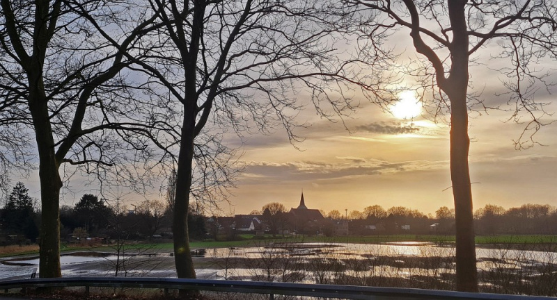 Datei:BMK überschwemmte Wiesen.jpg