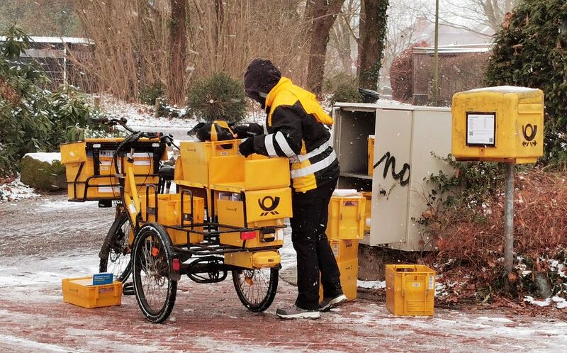 Datei:Postzustellerin im Winter.jpg