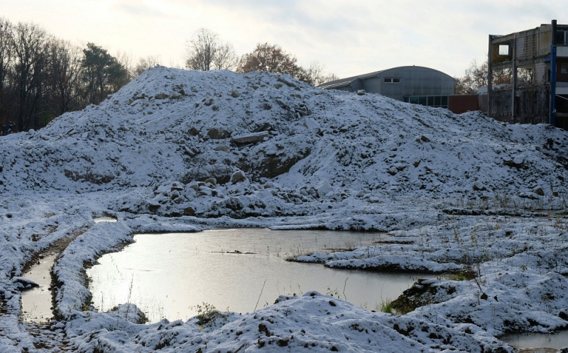 Datei:Ladenpassage Abriss Schuttberg mit Schnee.jpg