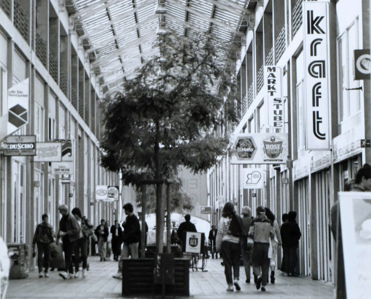 Datei:Ladenpassage KRÜGER 29.jpg