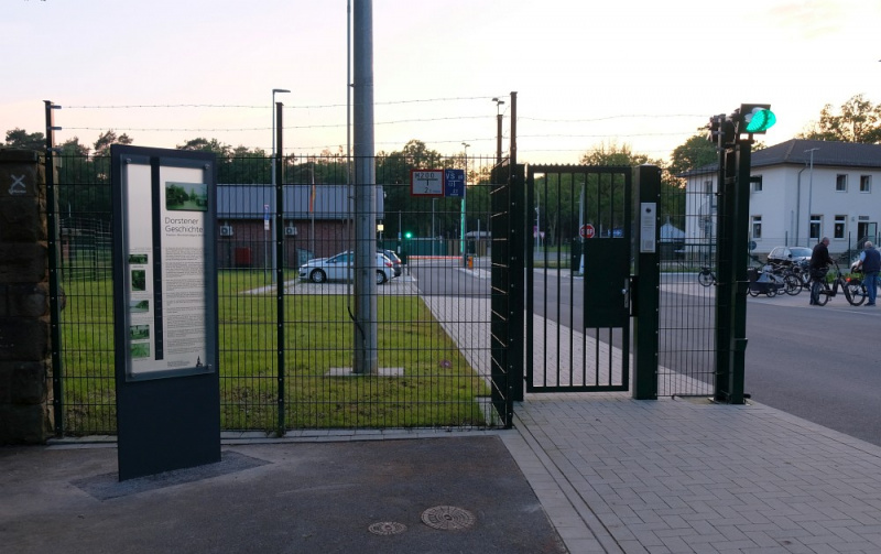 Datei:Geschichtsstation Muna im Gegenlicht.jpg