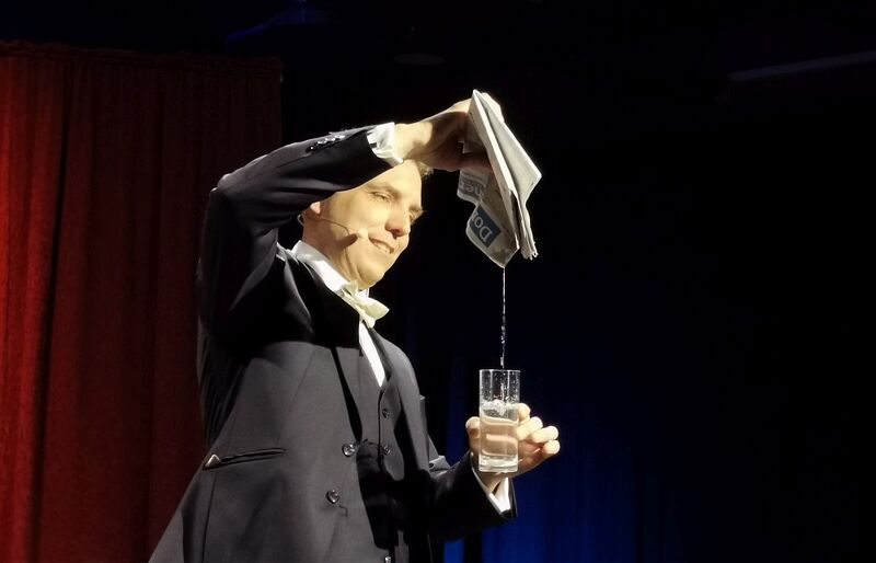 Datei:Truquini Zeitungstrick.jpg