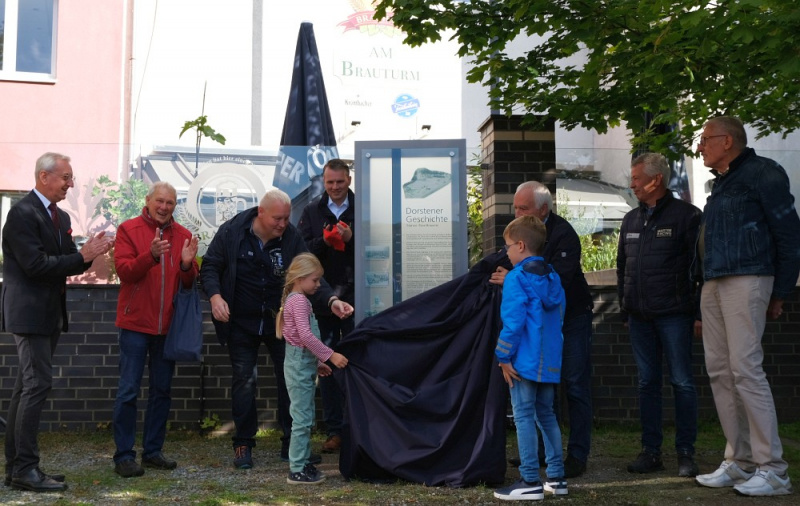 Datei:Rose Geschichtsstation Enthüllungsmoment.jpg