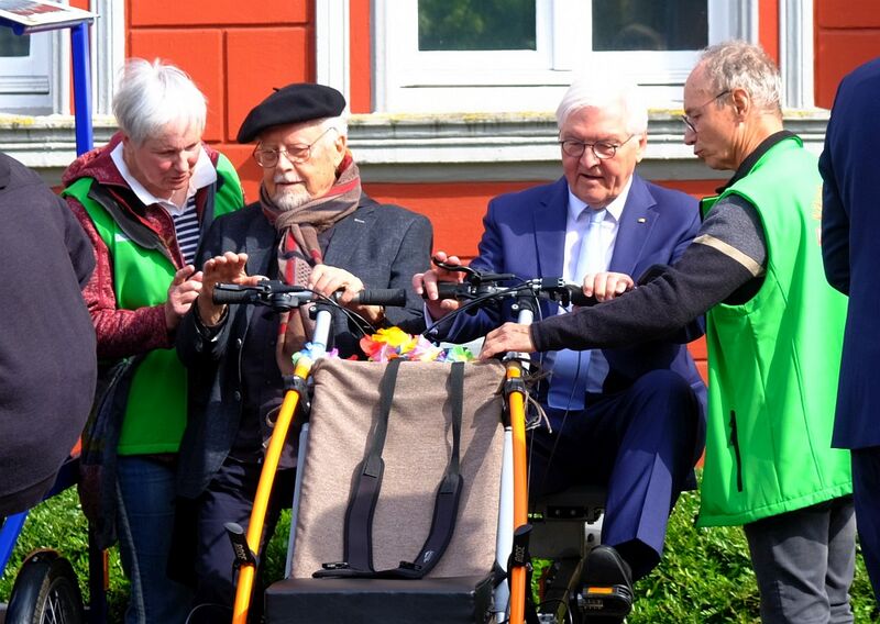 Datei:Rikscha Einweisung Bundespräsident.jpg