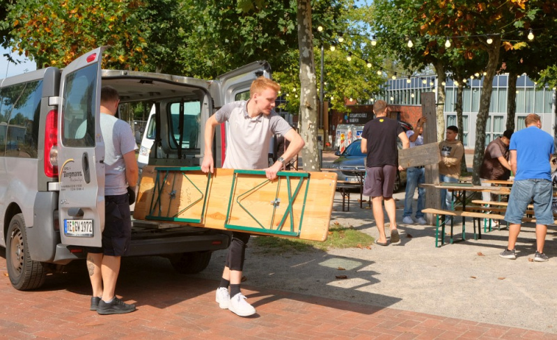 Datei:KS24 Aufbau Biergarten.jpg