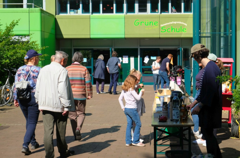 Datei:Europawahl 24 Grüne Schule außen.jpg