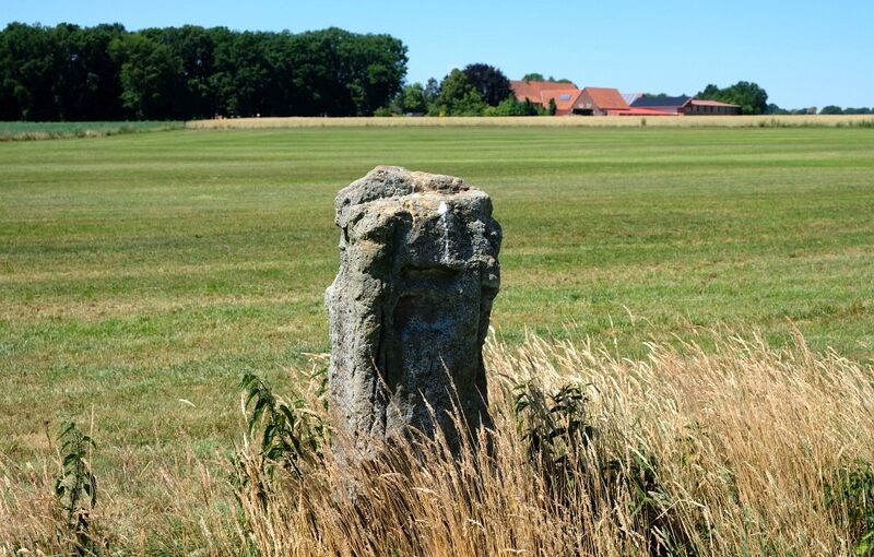 Datei:Grenzstein Uhlenbrock Blick nach Westen.jpg