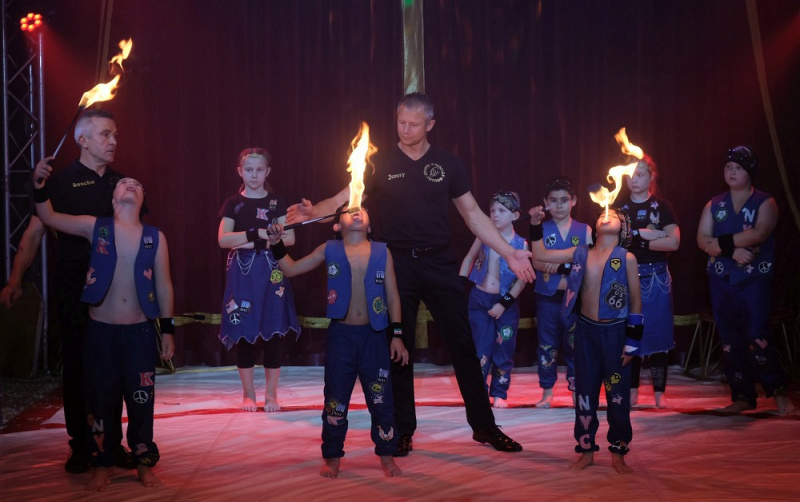 Datei:GS Circus 24 Feuerschlucken.jpg