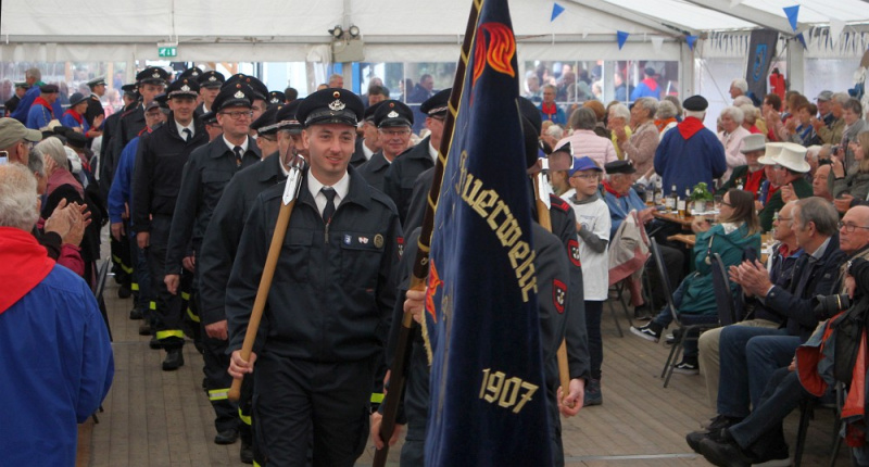 Datei:HV 100 Feuerwehr Einzug.jpg