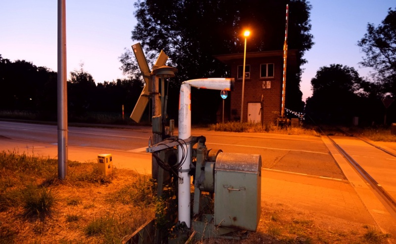 Datei:Bahnübergang Schranke defekt.jpg